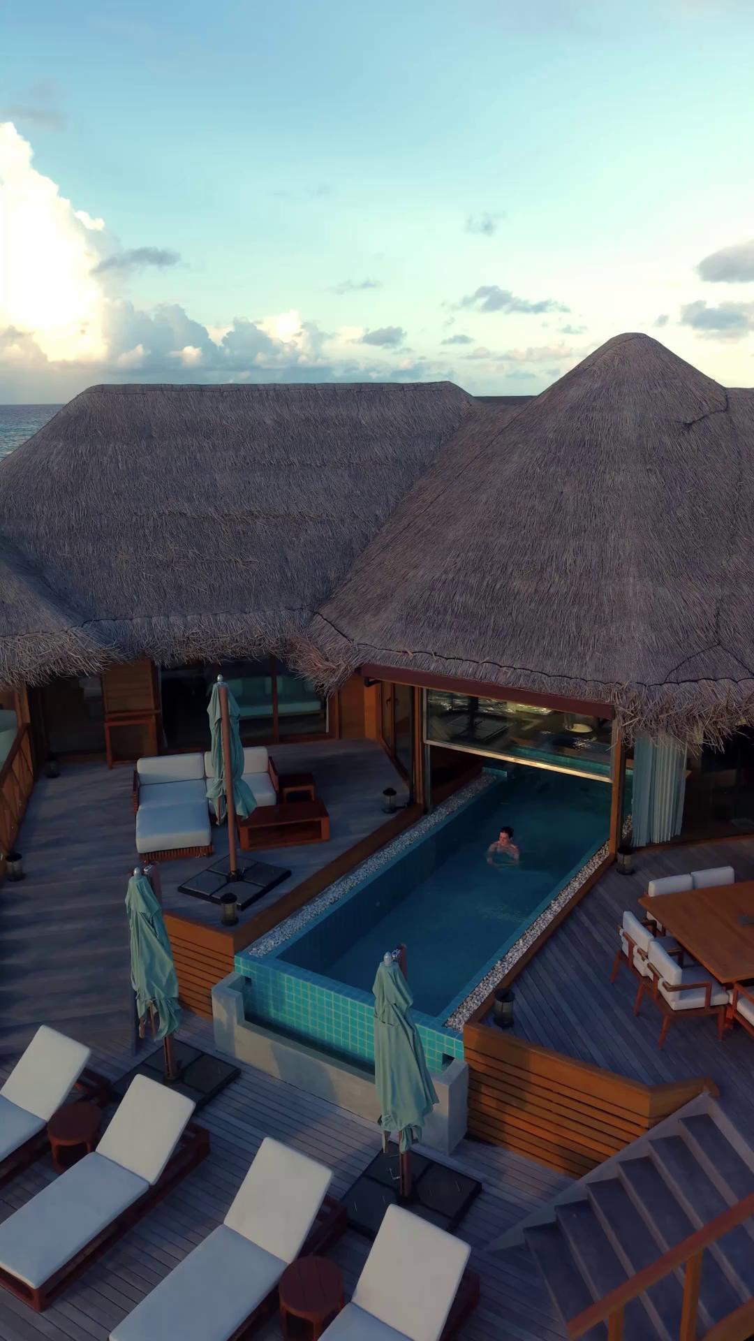 Ein privater Horizont, ganz für Sie allein. 🌊

Vom Indoor-Outdoor-Pool des Two-Bedroom Ocean Pavilion erstreckt sich ein ununterbrochener Blick endlos über den Indischen Ozean — nichts als Blau zwischen Ih