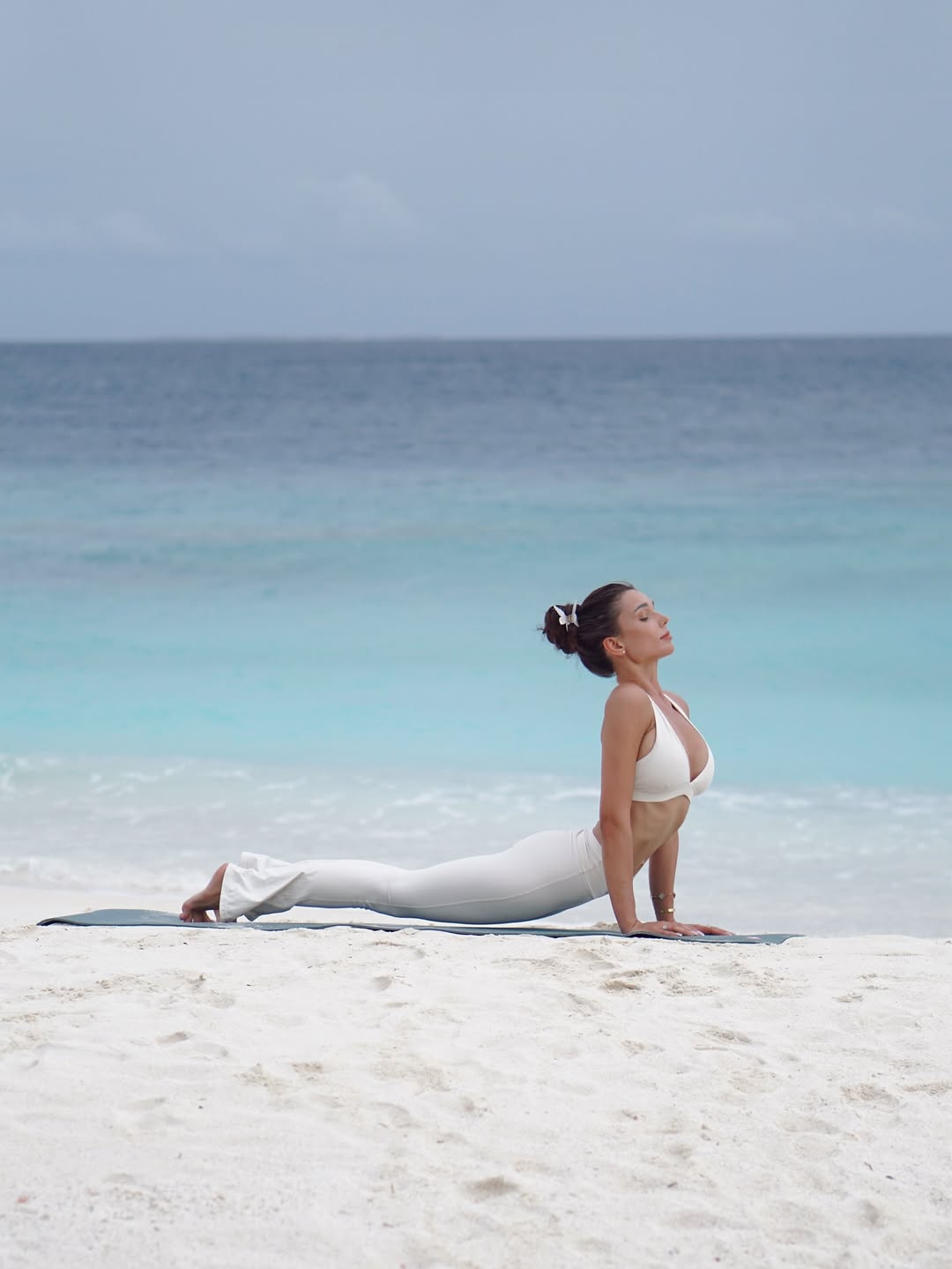Foto di Huvafen Fushi Maldives del 17 settembre 2026. Potrebbe essere un'immagine di yoga, abbigliamento sportivo, spiaggia, specchio d'acqua e testo.