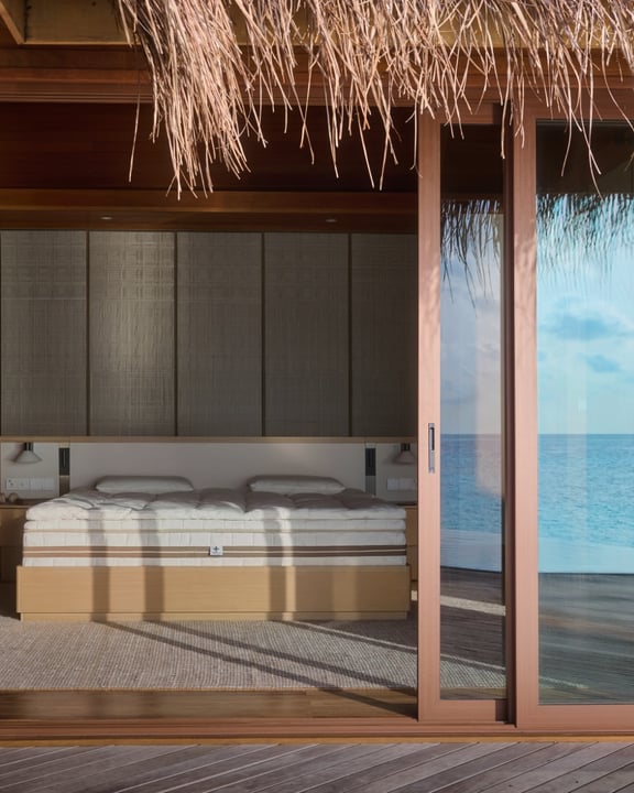 A better stay can come down to the details. From 25 September 2026, the Heveya Sleep Concierge arrives at Huvafen Fushi Maldives, making sleep one more part of the stay guests can make their own.
