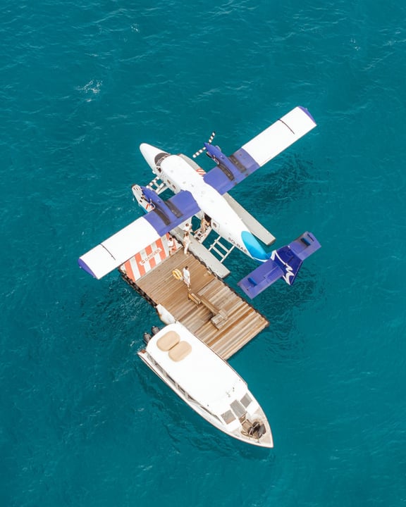 Foto von InterContinental Maldives vom 19. Juli 2026. Möglicherweise ein Bild von Wasserflugzeug, Hubschrauber, Flugzeug, Propeller, Schnellboot, Yacht, Floß, Schiff und Text.