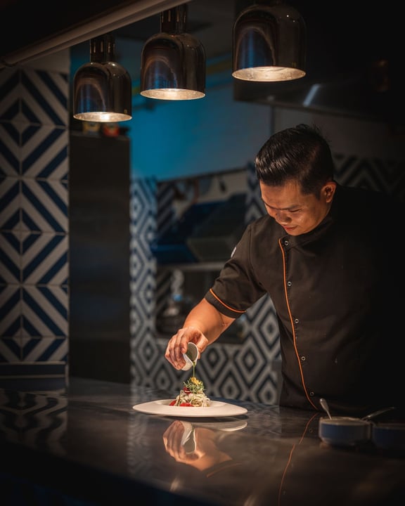 Foto von InterContinental Maldives im InterContinental Maldives Maamunagau Resort. Möglicherweise ein Bild von Feuer, Grillrestaurant, Herd und Text.
