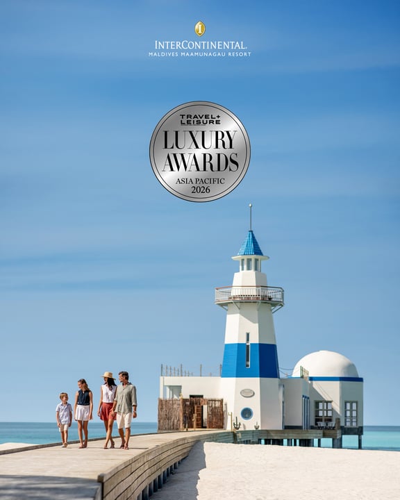 Foto von InterContinental Maldives vom 25. Juni 2026. Möglicherweise ein Bild von einer oder mehreren Personen, Poster, Magazin, im Freien und Text mit der Aufschrift „INTERCONTINENTAL MALDIVES MAAMUNAGAU HALDIYESMAAMUNAGAURESORT“