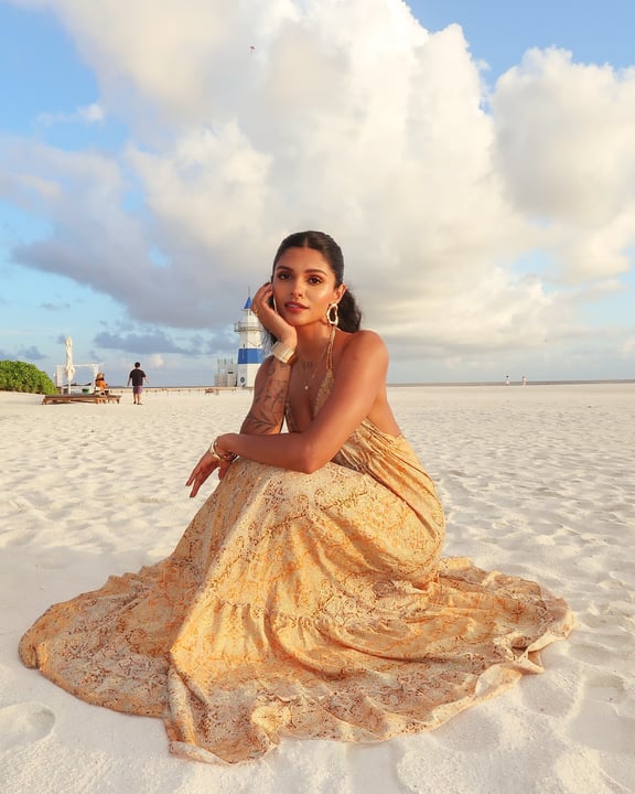 Foto von InterContinental Maldives vom 11. Juli 2026. Möglicherweise ein Bild von einer oder mehreren Personen, Make-up, Abendkleid, Sarong, Kleid, Sommerkleid und Text.