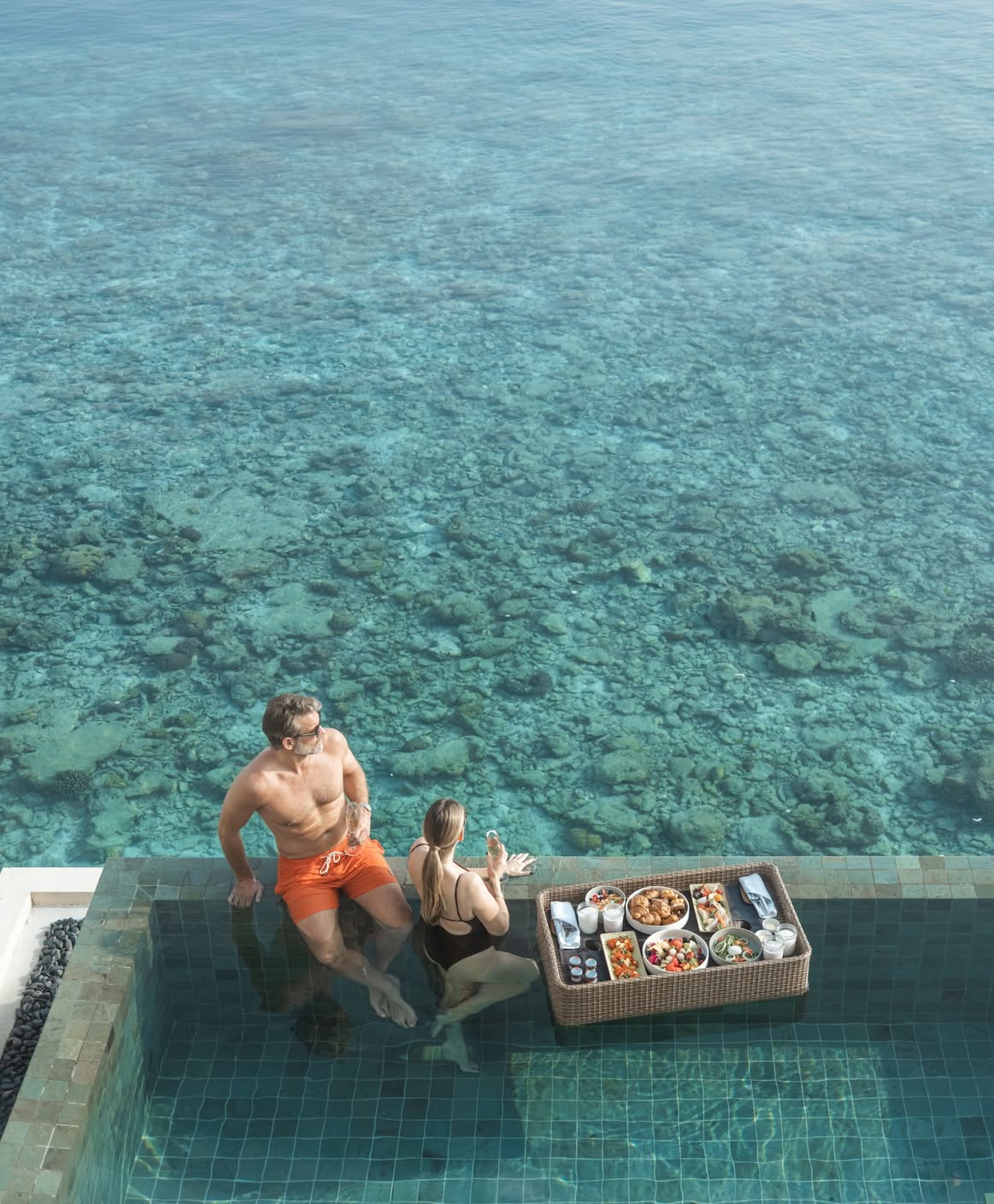 Foto von InterContinental Maldives vom 13. Juli 2026. Möglicherweise ein Bild von Schwimmen, Sarong, Liegestuhl, Pool, Meer und Text.