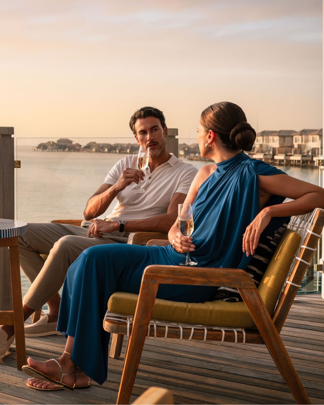 Foto von InterContinental Maldives im InterContinental Maldives Maamunagau Resort. Möglicherweise ein Bild von einer oder mehreren Personen, Liegestuhl, im Freien und Text.