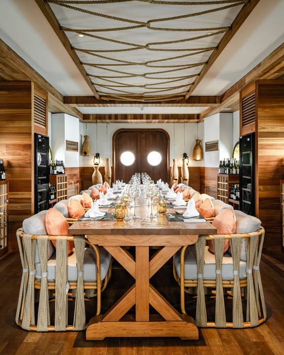 Foto von InterContinental Maldives vom 03. September 2026. Möglicherweise ein Bild von Tisch, Küchentisch, Holzarbeiten, Esstisch, Innenbereich und Text.