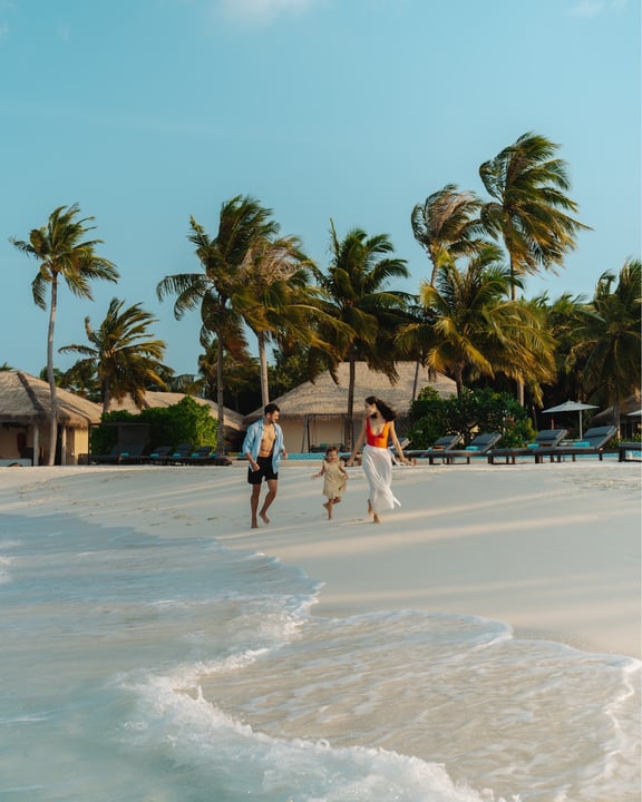Foto von InterContinental Maldives im InterContinental Maldives Maamunagau Resort. Möglicherweise ein Bild von einer oder mehreren Personen, Strand, Palmen, Wasser und Text.
