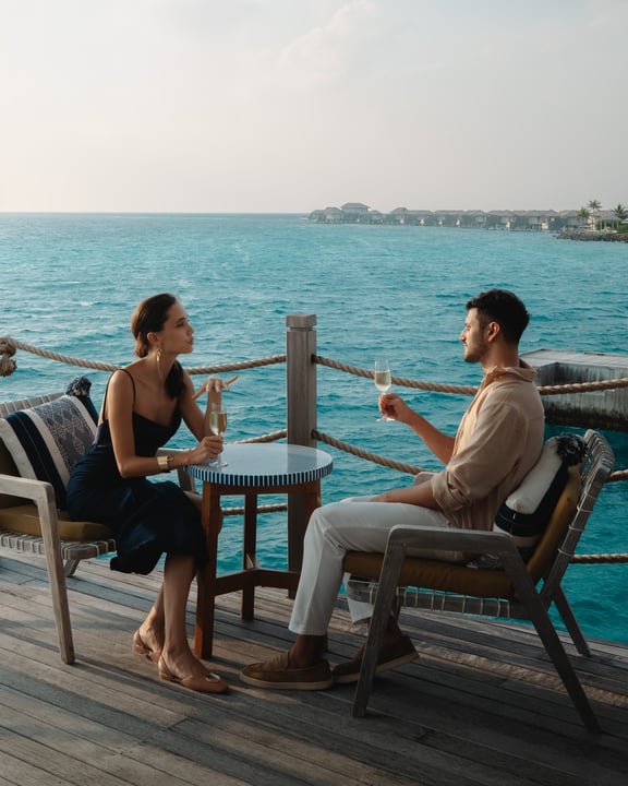 Installez-vous au Sunset Bar. Regardez le ciel changer de couleurs au-dessus de l'eau, et savourez l'instant avec un sabrage au champagne pendant qu'une musique live résonne en fond sonore.

C'est votre place au premier rang pour