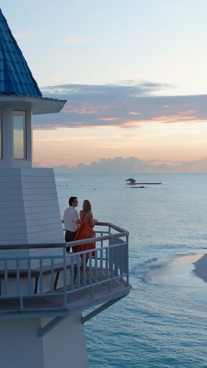 Una serata romantica al The Lighthouse è già di per sé un'occasione speciale. Ambiente elegante, sapori mediterranei e un tavolo a lume di candela riservato solo per due. Alza il bicchiere al tramonto e brinda a una serata