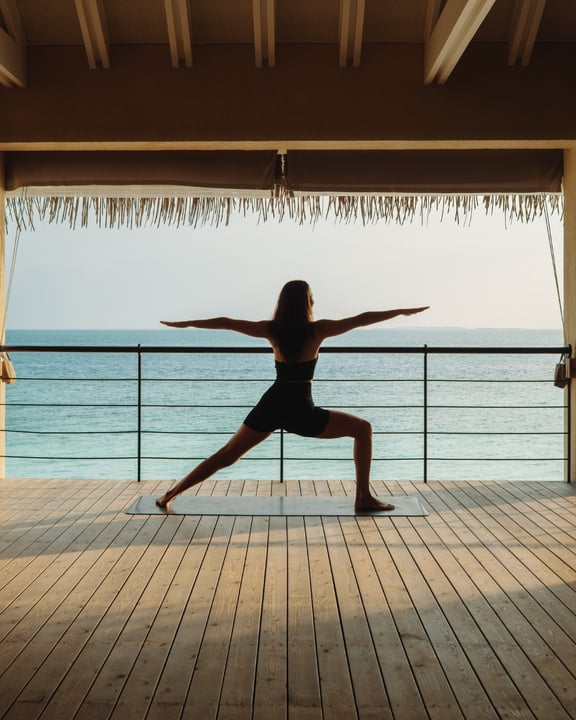 Foto di InterContinental Maldives presso InterContinental Maldives Maamunagau Resort. Potrebbe essere un'immagine di yoga, in piedi, abbigliamento sportivo e testo.