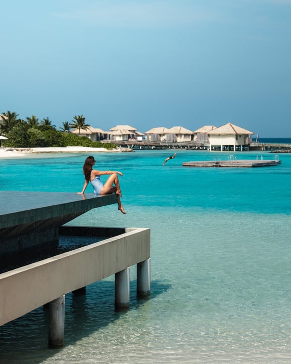 Trouvez votre propre coin de paradis à The Retreat, où paix et eaux bleu limpide vous attendent. Détendez-vous au-dessus du lagon, flânez le long des promenades en bois, et découvrez un sanctuaire conçu pour le calme et le confort