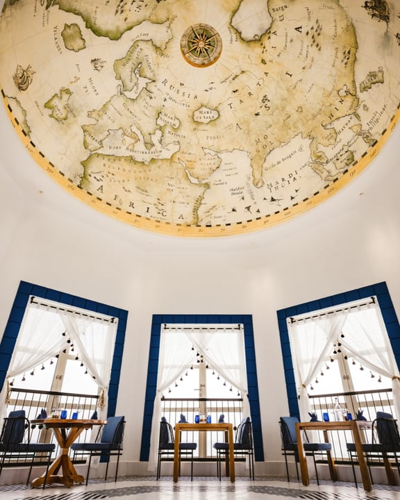 Une soirée extraordinaire au Lighthouse, où l'esprit de l'aventure maritime prend vie. Dînez sous un plafond en dôme orné d'une carte qui évoque des récits de découverte et de rivages lointains. Alors que le soleil se couche sur