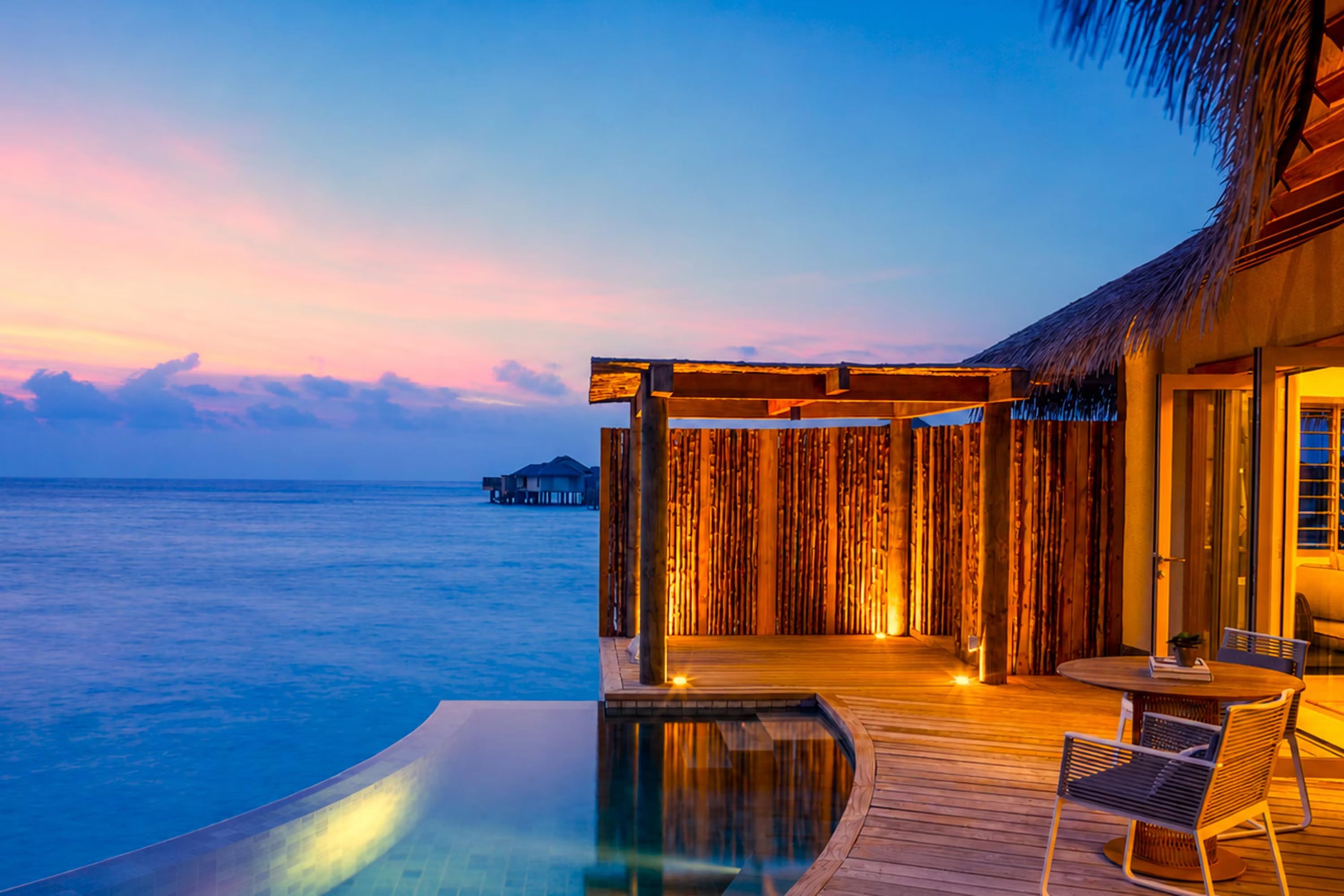 Sunset Overwater Pool Villa im InterContinental Maldives Maamunagau