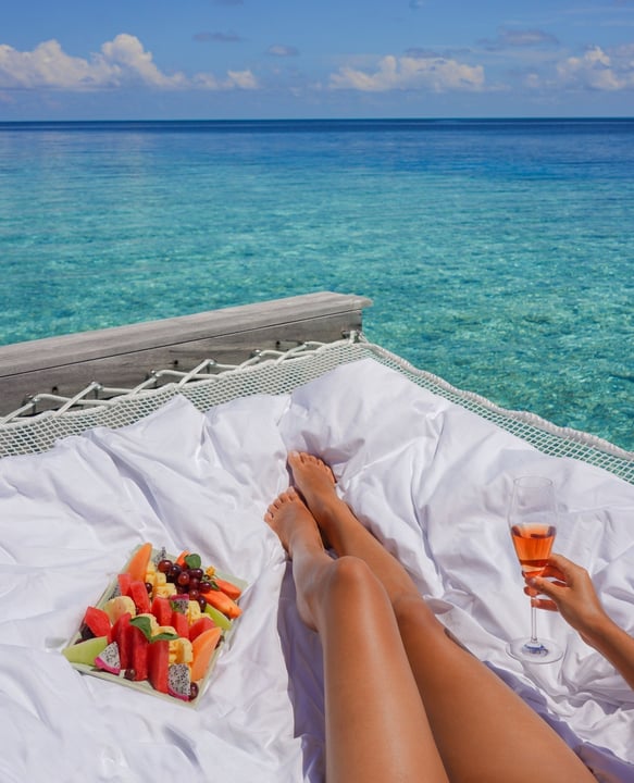 Savourez des instants de pur bonheur pendant que la symphonie de l'océan accompagne votre détente. Les plaisirs simples de la vie, sublimés. ⁠
⁠
#Discover⁠
#LimitlessPossibilities⁠
#ThePrivateIsland