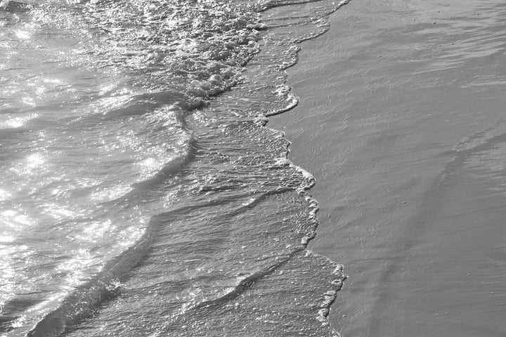 Trouver la sérénité dans l'étreinte rythmique des vagues, illuminée par la douce lueur du soleil. 🌊☀️ 

#theprivateisland 
#oceanbliss 
#privateislandescape