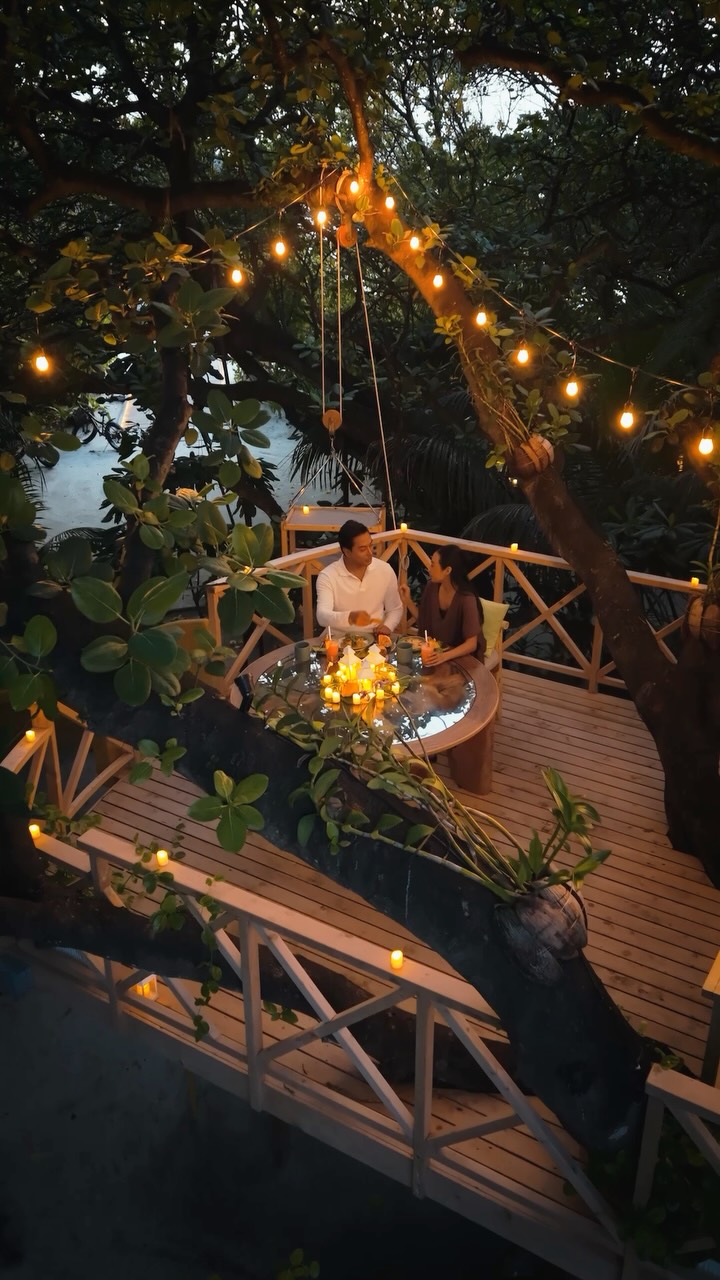 Manche Aromen gehören so vollständig zu einem Ort, dass sie nirgendwo sonst existieren könnten.

Unser Zero Km Maldivian Fine Dining Menu würdigt genau das - es vereint die frischesten Erträge der Insel, ums
