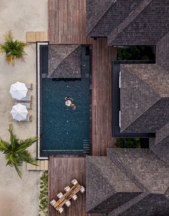 Foto von JA Manafaru Maldives auf JA Manafaru Maldives mit @jaresorts und @ghadiscovery. Könnte ein Bild von Pool, Cabana, im Freien und Text sein.