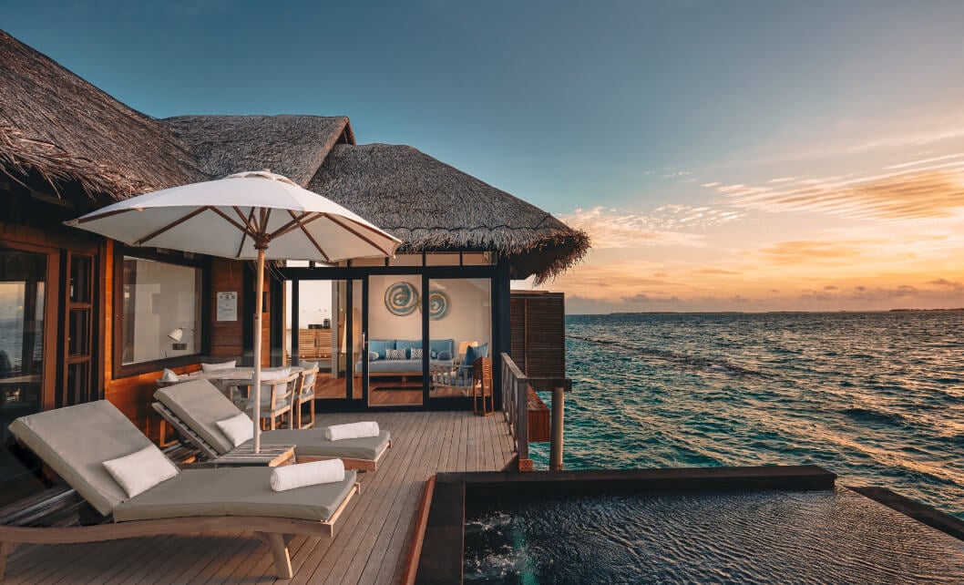 Sunset Water Villa mit Infinity-Pool im JA Manafaru
