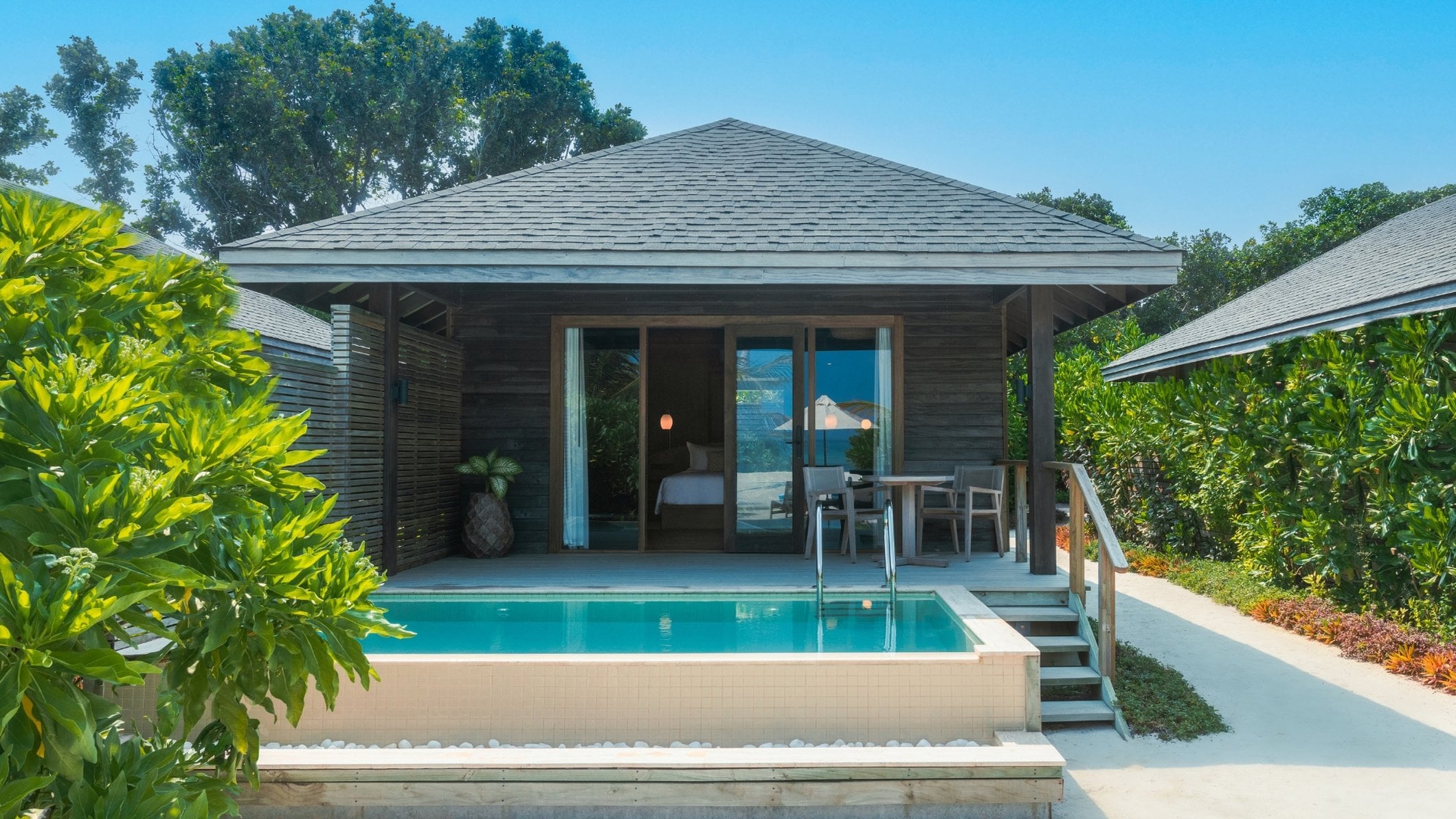 Dheru Beach Pool Villa Terrasse im Jawakara Islands Maldives