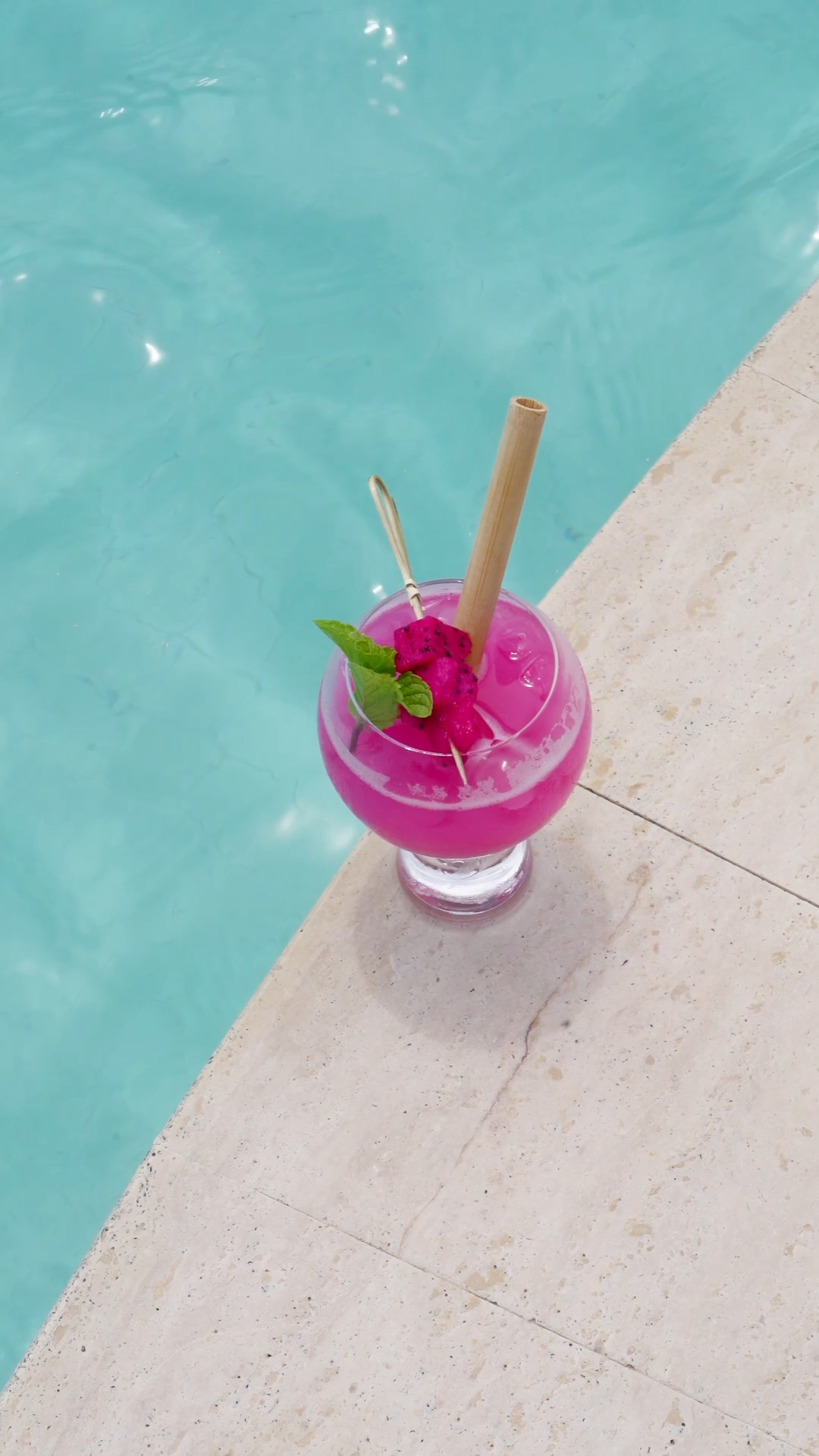 Some drinks just taste better in the Maldives 🍹🌴
Freshly made at Bonthi Bar, where sunset plans usually begin.

What are you ordering first?

#Maldives #VisitMaldives #Cocktail #Resort #JawakaraMald
