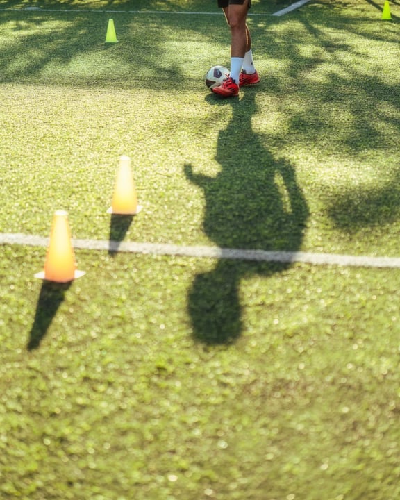 Foto von JOALI BEING am 10. Juli 2026. Könnte ein Bild von American Football, Fußball, Sportausrüstung, Ball, Rasen und Text sein.