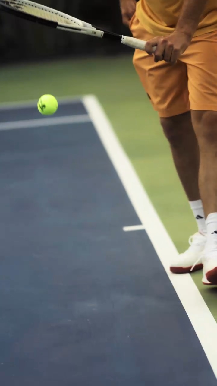 Abbraccia l'energia in movimento sul nostro rigoglioso campo da tennis.

Con ogni colpo, la concentrazione si affina, la fiducia cresce e il movimento trova il suo ritmo. L'istinto incontra l'intenzione in uno scambio giocoso sotto le Maldiv