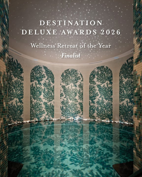 Foto von JOALI BEING vom 03. September 2026. Könnte ein Bild von Magazin, Pool und Text sein, auf dem „DESTINATION DELUXE AWARDS 2026 Wellness Retreat of the Year Finalist“ steht.