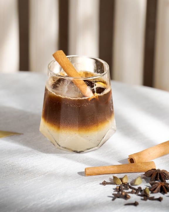 Un début de mois sensoriel.

Sp-iced Brew associe cold brew, épices chaudes, agrumes et tonic — un rituel rafraîchissant à siroter lentement et à savourer.

#JOALIBEING #JoyOfWellLiving #NourishAndFl
