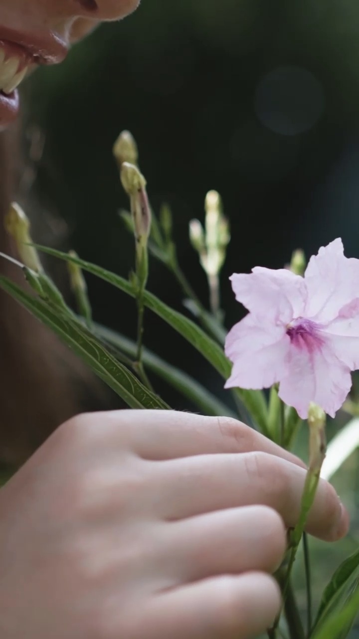Mentre l'armonia ritorna, torna anche la luminosità. Dal godersi rituali rigeneranti da Areka alla creazione di prodotti botanici al centro di erboristeria AKTAR, la cura della pelle diventa un viaggio di equilibrio, ispirato alla sapienza della natura