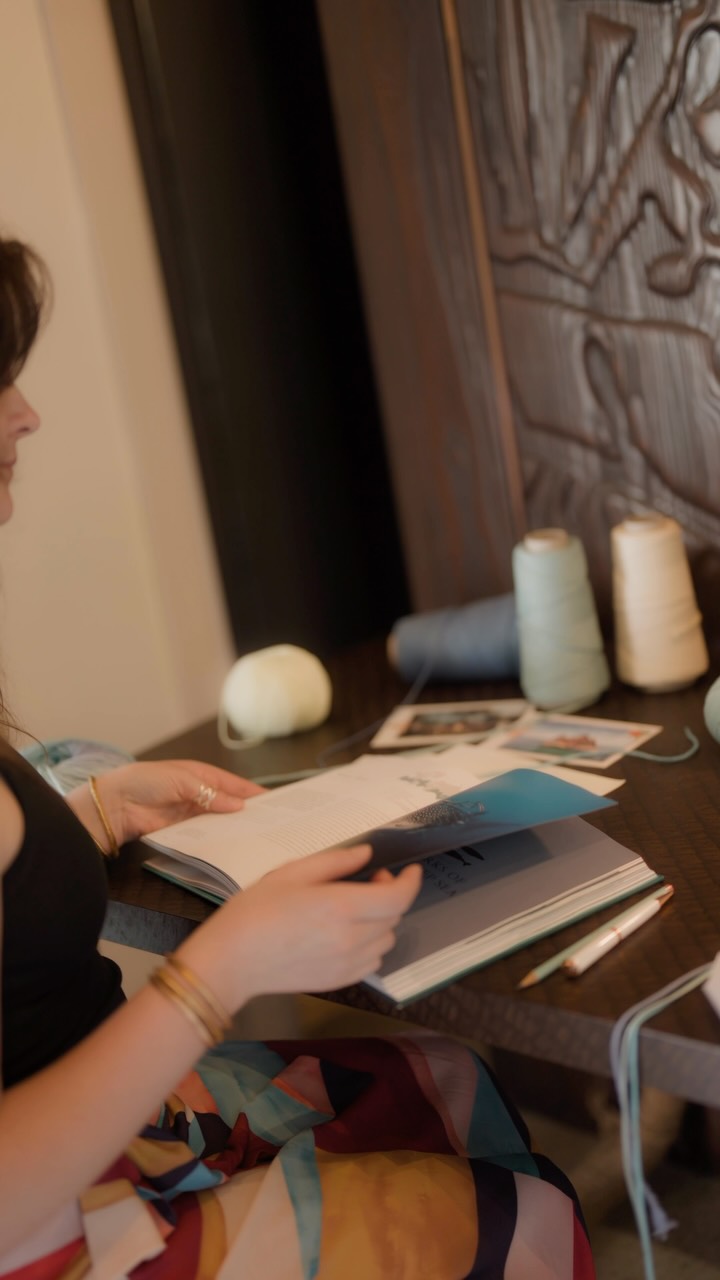 Jede Kreation beginnt mit einem Gefühl.

Aurélie Hoegy kehrt für eine besondere Artist Residency zu JOALI Maldives zurück, wo die natürliche Schönheit der Insel eine neue kreative Reise inspiriert.

Eine neue Kreation entsteht ger
