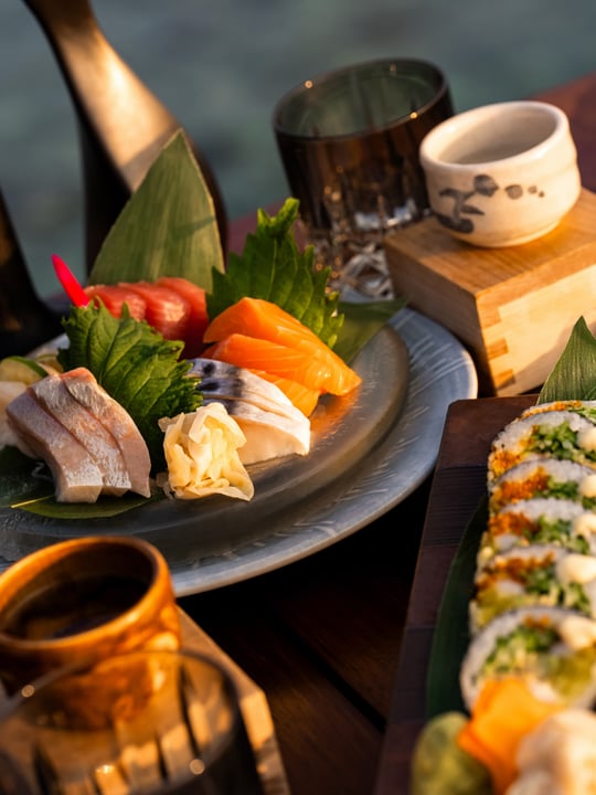 Foto von JOALI Maldives vom 21. Juli 2026. Könnte ein Bild von Sashimi, Sushi, Essstäbchen, Platte und Text sein.