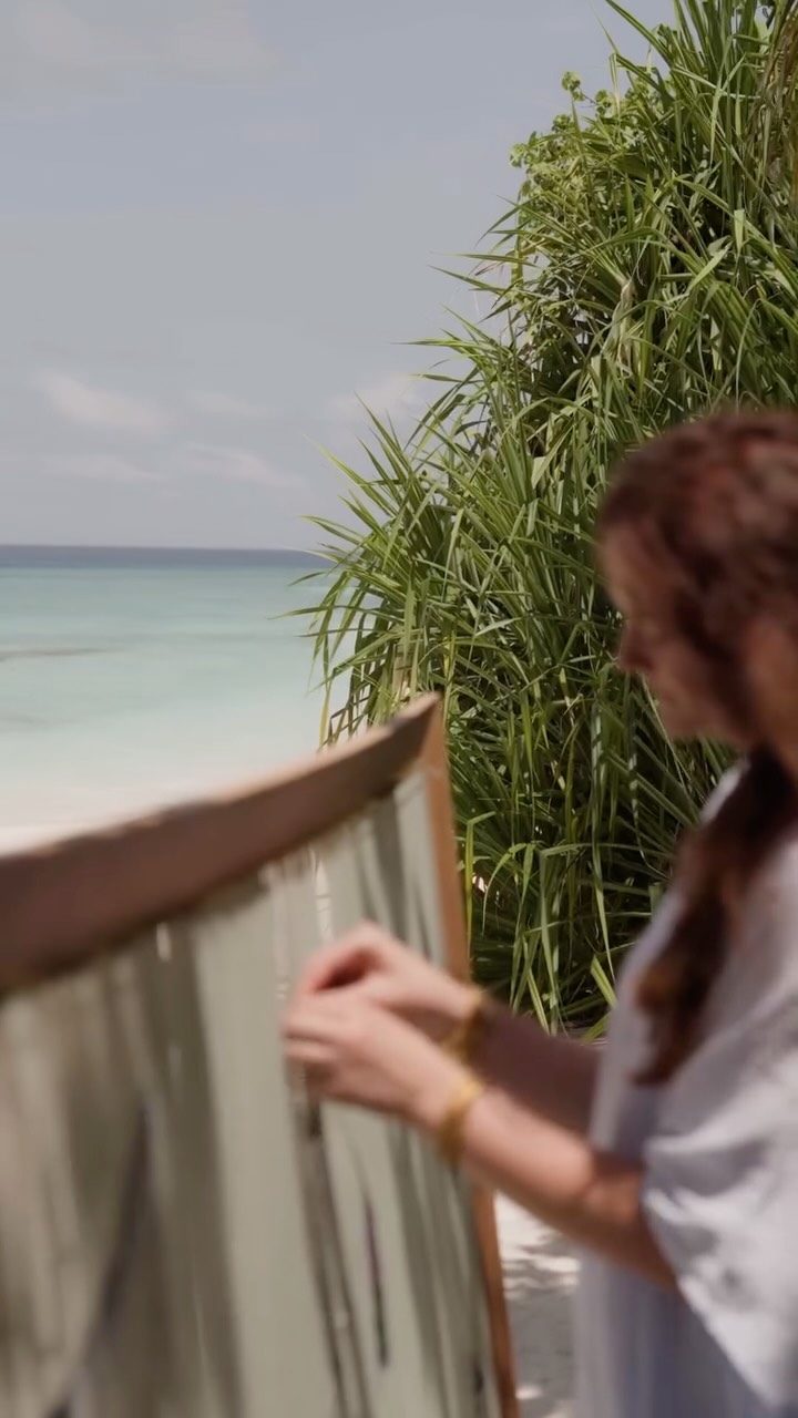Art has the power to bring people together, transforming moments of connection into something timeless.

During Aurélie Hoegy’s residency at JOALI Maldives, natural fibres and recycled materials came 
