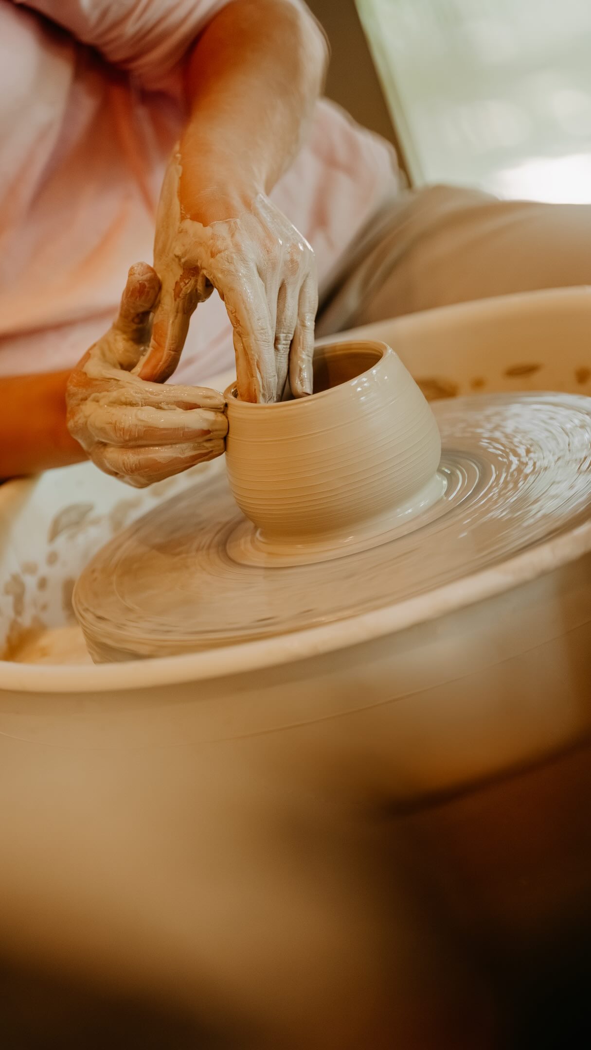 Im Art Studio nimmt Kreativität von Hand Gestalt an. Lernen Sie Liza kennen, die Keramikkünstlerin von JOALI Maldives, die Gäste durch die haptische Kunst der Arbeit mit Ton führt, vom Formen und Modellieren bis hin zum Gest