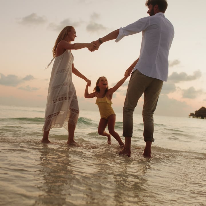 La beauté d’être ensemble, à travers les générations. Des moments pieds nus, des découvertes sans fin et la simple joie d’être présent.

#JOALIMaldives #JoyofLiving #CreativeLiving #Maldives