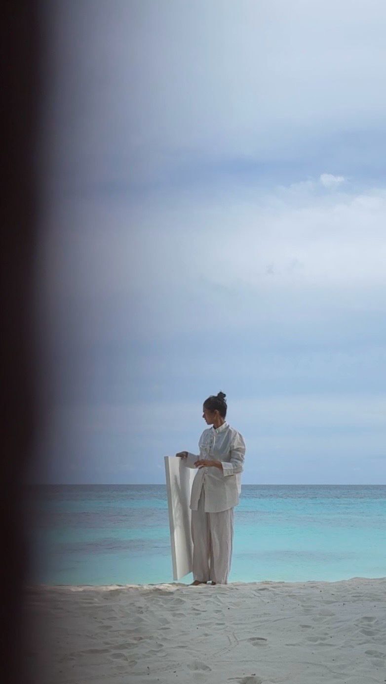 « Mon séjour à JOALI Maldives m’a donné l’impression d’entrer dans un rythme différent. Un rythme qui m’a offert l’espace pour ralentir, observer et continuer à développer Avi. Island Notes conserve de petites impressions de mon passage ici