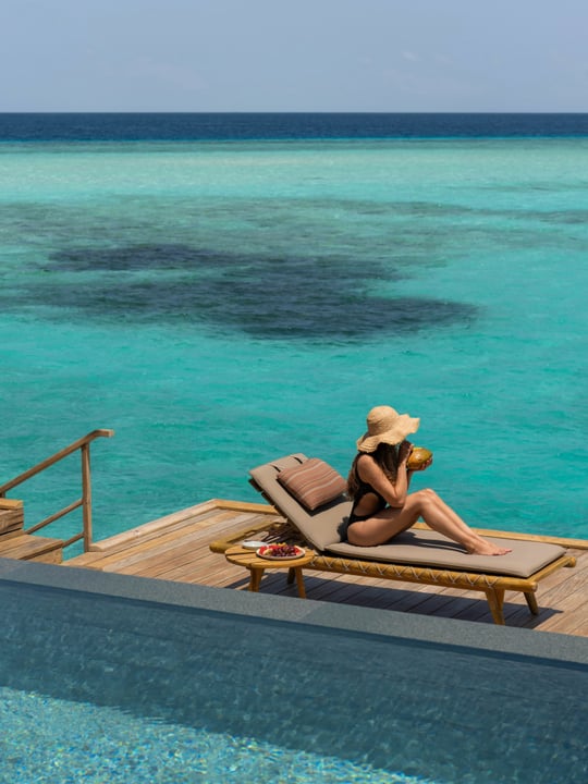 Foto di JOALI Maldives dell'11 settembre 2026. Potrebbe essere un'immagine di lettino, chaise longue, zattera, oceano, piscina, cabana e testo.