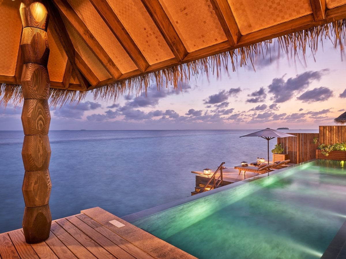 Luxuriöse Sunset Water Villa with Pool – Sonnenuntergangsblick im JOALI Maldives