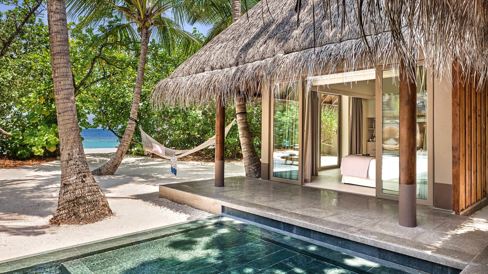 Two Bedroom Family Beach Villa with Two Pools – Poolblick im JOALI Maldives