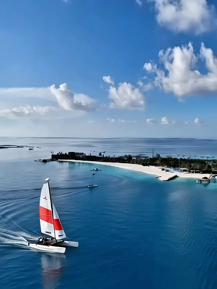 Manchmal müssen Sie nicht festhalten, sondern einfach loslassen.

📍 @JoyIslandMaldives by @TheCocoonCollection

⛵️ @WatersportsMission

#joyisland #maldives #catamaran #ocean #sailing