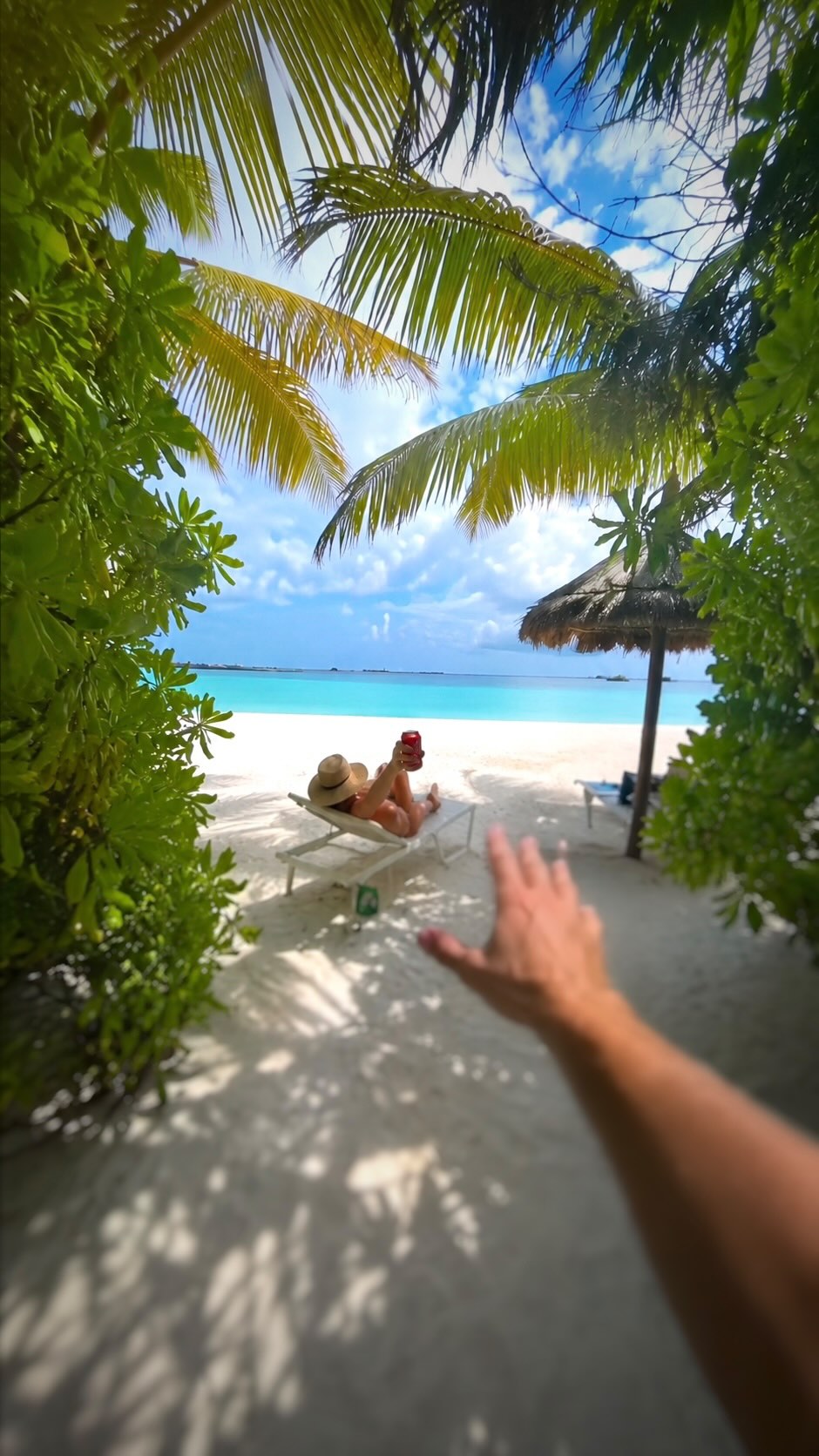 Lassen Sie mich nach links fahren, nach rechts, nach links, nach rechts… oh, schau an, wir sind bei @JoyIslandMaldives angekommen! 🏝️🍺

👩‍❤️‍👨 @zhevak89 @elena_zhevak 

#joyislandmaldives #maldives #allinclusive #r