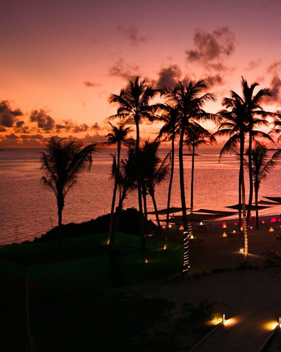 Joy Island Maldives, coucher de soleil, palmiers, resort, hôtel