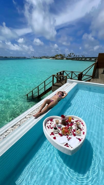 Colazione a letto? Possiamo fare di meglio. 😏

@JoyIslandMaldives, il tuo ‘tavolo’ è pronto!

#joyisland #maldives #floatingbreakfast #resort #overwater