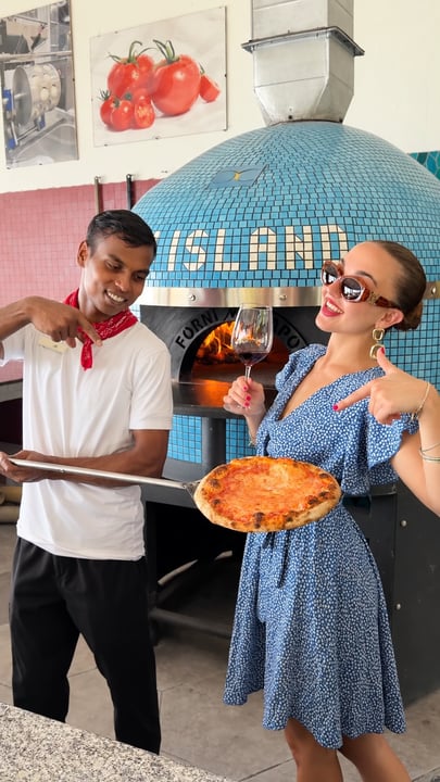 Peut-être… maintenant j'ai envie d'une pizza ! 🍕🤭

À @JoyIslandMaldives, le bonheur est toujours notre ingrédient secret.

👩🏼‍🦰👨🏽‍🍳 @laurelein & @jobahyr 

#joyisland #maldives #hotel #pizzalove #pizzamaking