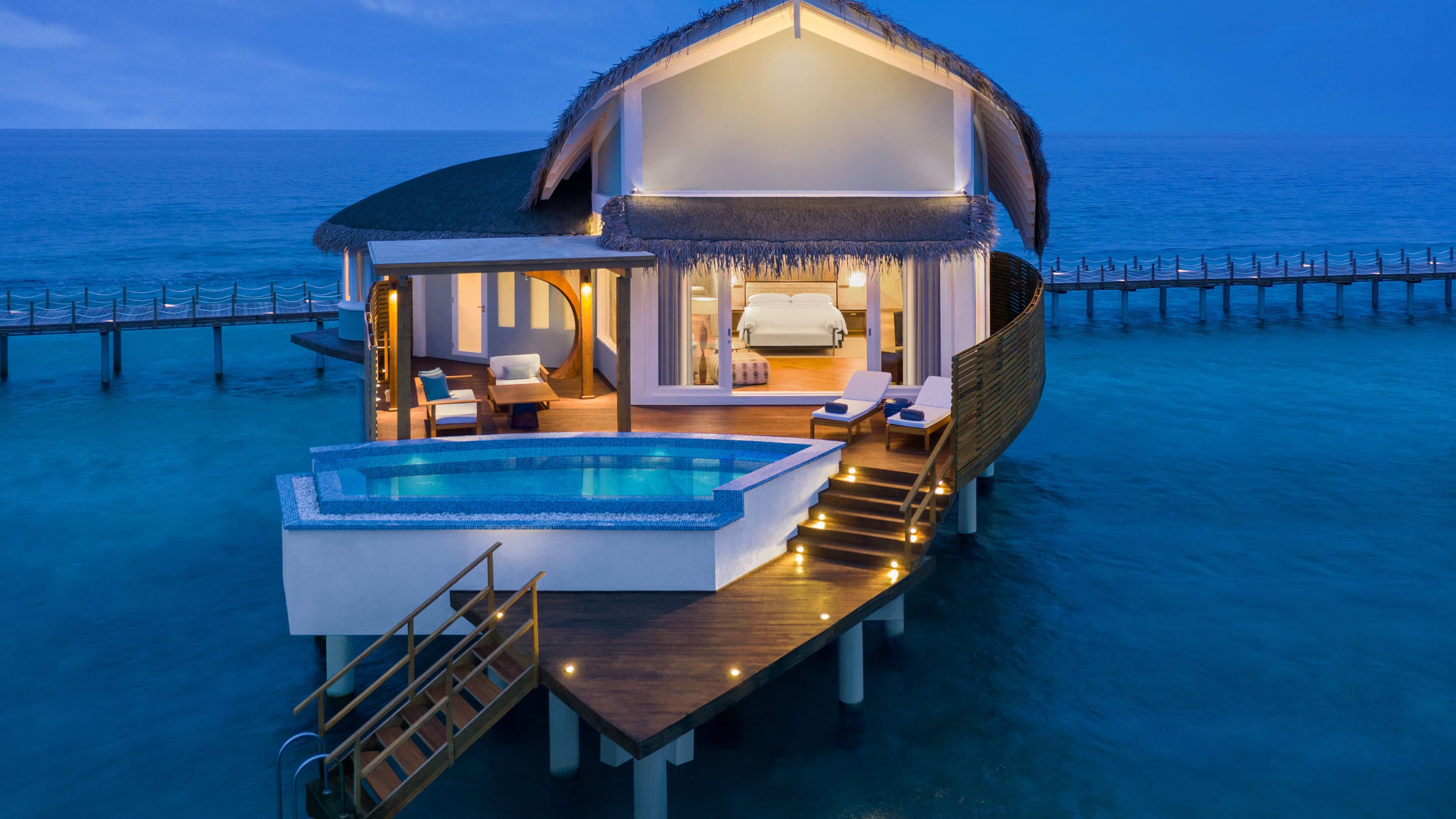Overwater Pool Villa – Außenansicht bei Dämmerung im JW Marriott Maldives Resort & Spa