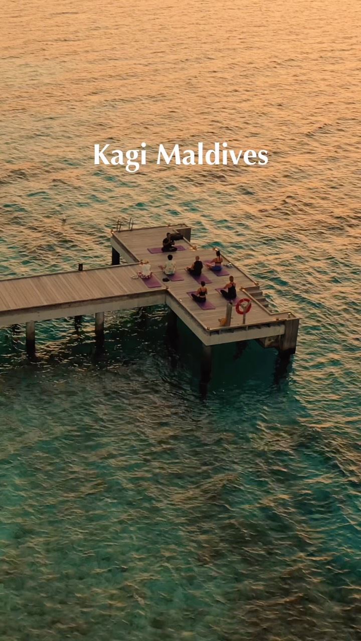 Willkommen bei Kagi Maldives.

Umgeben vom Ocean, bietet Kagi ein intimes Malediven-Erlebnis, das von Wohlbefinden, Natur und bedeutungsvollen Momenten geprägt ist.

Von privaten Pool-Villen und nährenden Erlebnisse