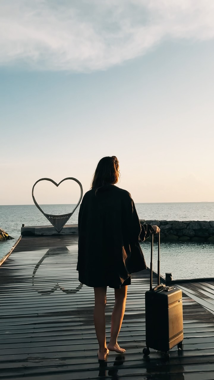 Certains lieux ne vous demandent rien.

À Kagi Maldives, un resort de luxe intimiste aux Maldives, la journée ralentit naturellement — des instants paisibles dans une villa sur pilotis avec piscine à la lumière douce de 