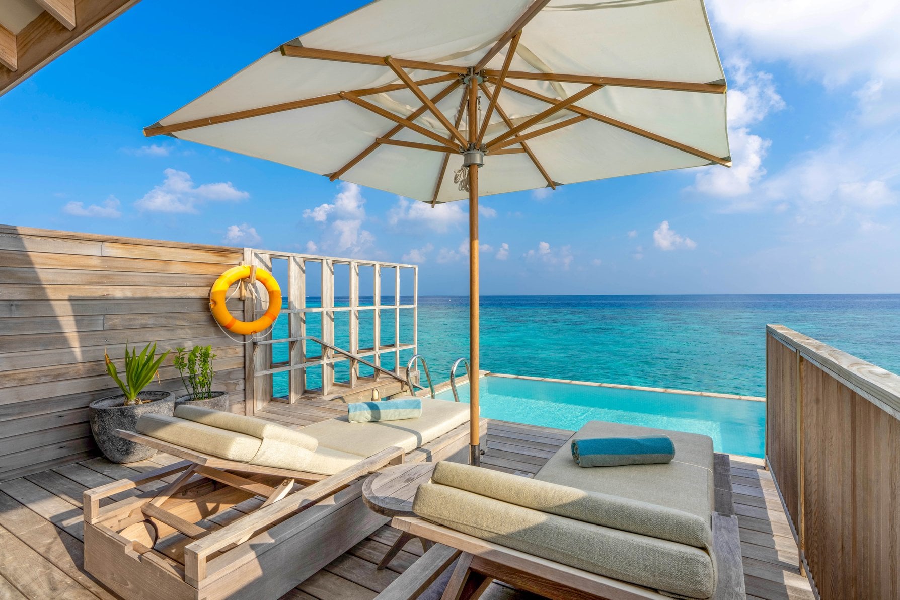 Außenansicht der Ocean Pool Villa auf Kagi Maldives Spa Island