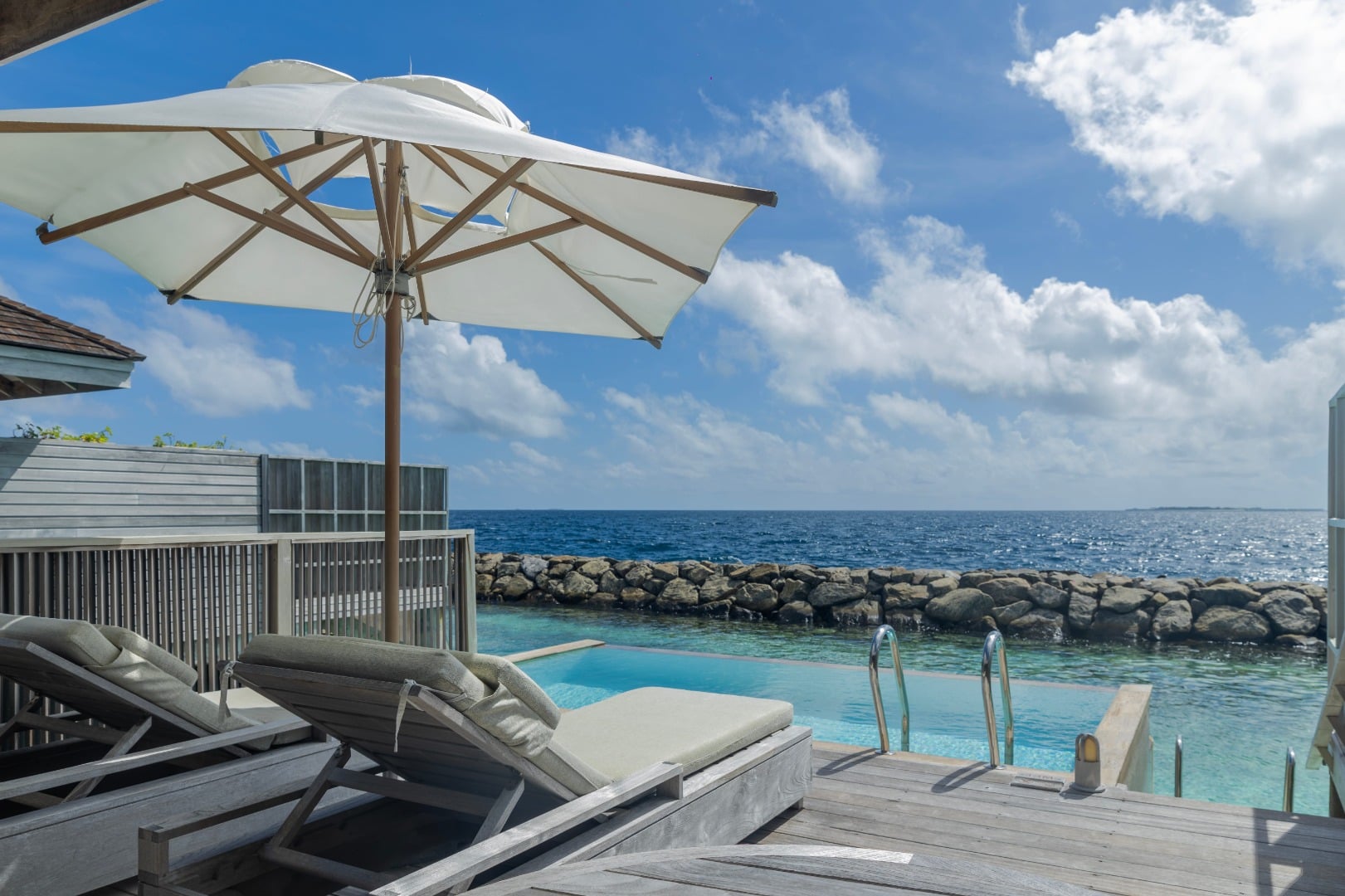 Overwater Pool Villa auf Kagi Maldives Spa Island