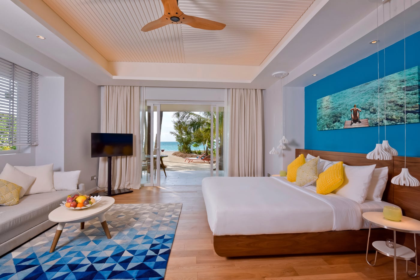 Beach Villa mit Jacuzzi im Kandima Maldives