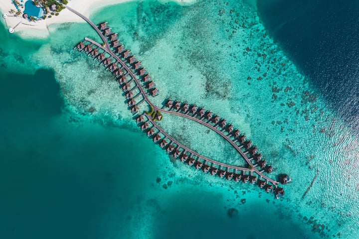 Foto von Kandima Maldives vom 18. Juli 2026. Zeigt möglicherweise Schwimmen, Floß, Menschenmenge, Ozean, Wasser und Text.